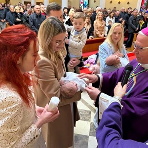 Biskup Gorski krstio peto dijete obitelji Ćurić i drugi dijete obitelji Toljan